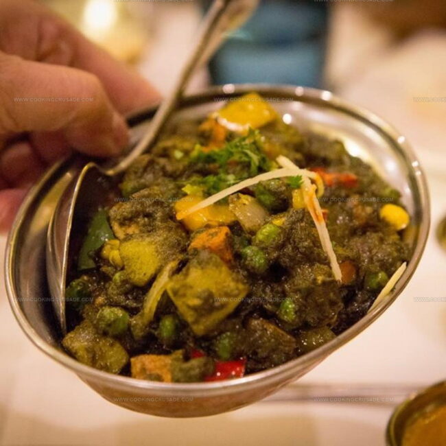 Vegetables In Spinach And Garlic Sauce (Subz Miloni)